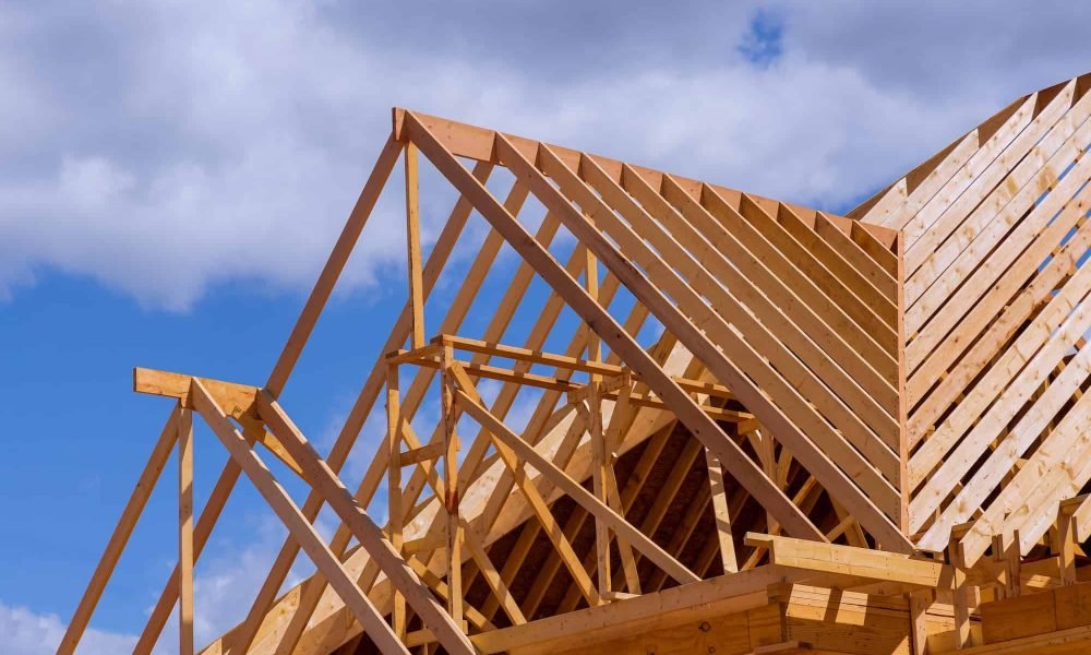 Ремонт на покриви в София – изправяне на конструкция, хидроизолация и пренареждане на керемиди.